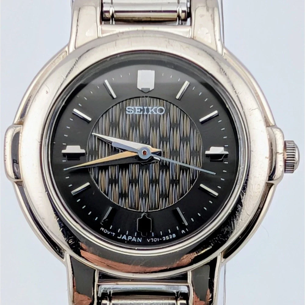 Vintage 1990s Seiko V701-2F50 Slim Gray Textured Dial SS 25mm Watch Runs 6.25